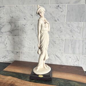 Giuseppe Armani Vintage Porcelain Figurine "Lady with Handbag" 1987 Florence